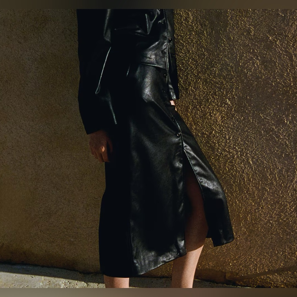 Coated pencil skirt